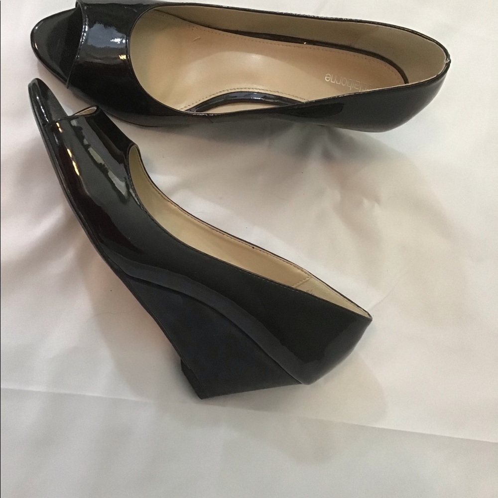 LIZ CLAIBORNE WEDGES, BLACK PATENT, SZ 9.5
